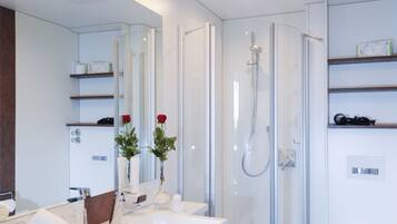 Junior-Studiosuite | Badezimmer | Dusche, Haartrockner, Handtücher