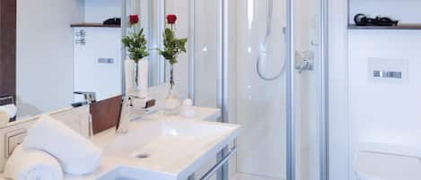 Junior Studio Suite | Bathroom | Shower, hair dryer, towels