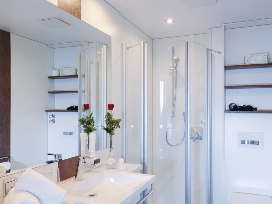 Studio Suite Junior | Kamar mandi | Shower, pengering rambut, dan handuk