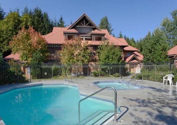 Pool - Beautiful Townhome in Whistler Centre, Pets, BBQ (Whistler)