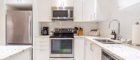 Frigorifero, microonde, forno, piano cottura