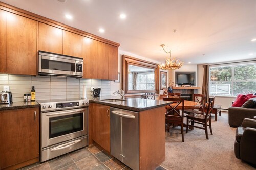 Free parking | Hot tub | Steps to Blackcomb