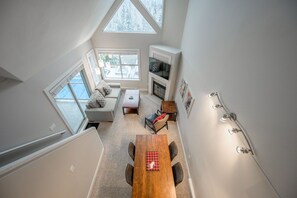 Televisión y chimenea 