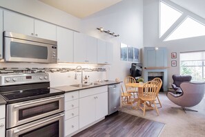 Réfrigérateur, four à micro-ondes, un four, surface de cuisson