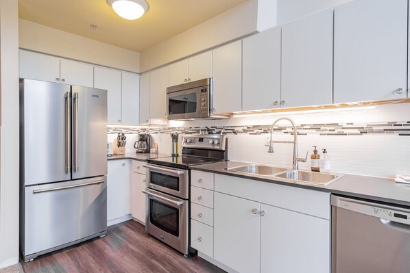 Réfrigérateur, four à micro-ondes, un four, surface de cuisson