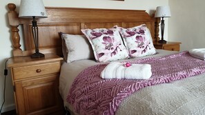 3 bedrooms, iron/ironing board, Internet, bed sheets - Alien Inn quality self catering accommodation. (Sutherland)