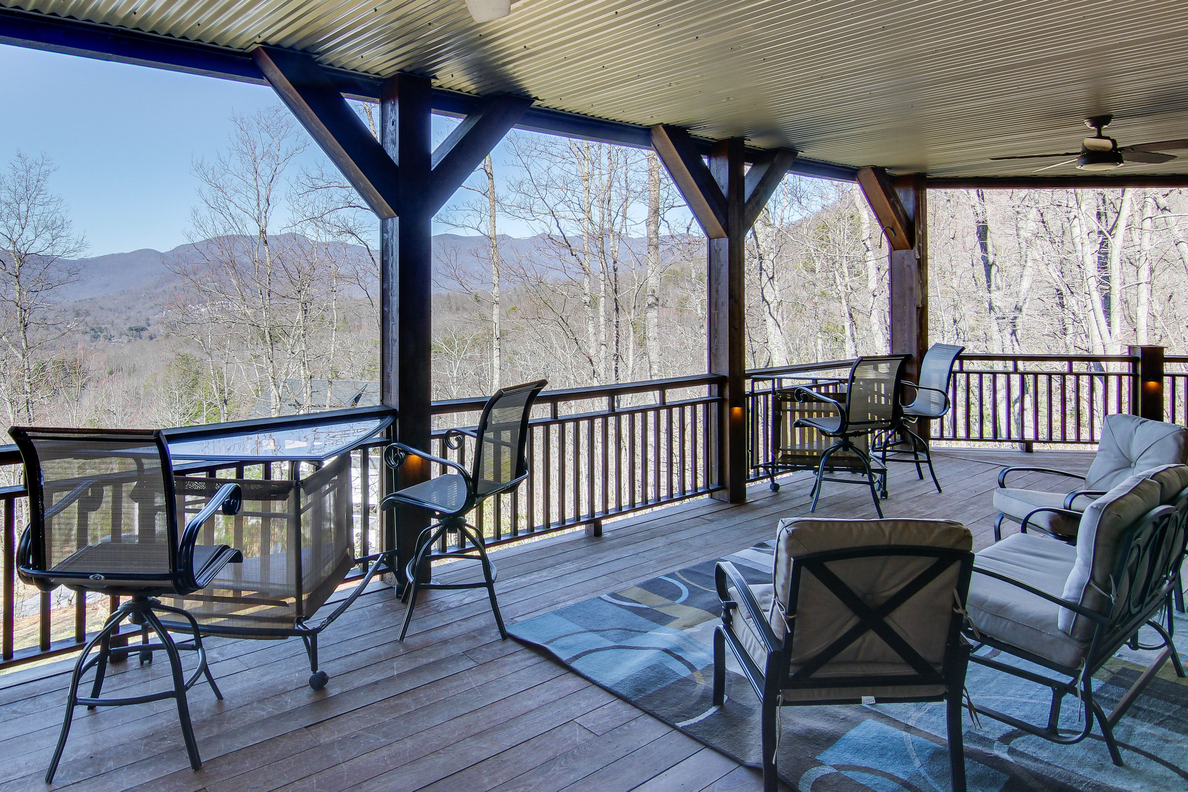 Huge Mountain-View Home 15 Mins to Asheville!