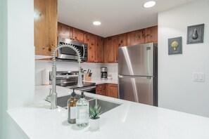 Réfrigérateur, four à micro-ondes, un four, surface de cuisson