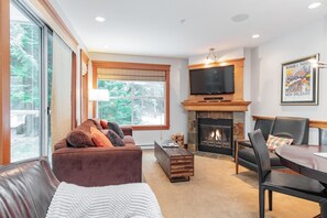 TV, fireplace - Unique property | Steps to slopes | Free Parking (Whistler)