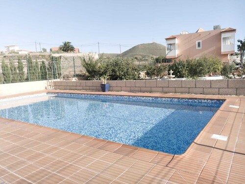 Zwei Bett zwei Bad (eines mit ebenerdiger Dusche) Apt. mit saisonal beheiztem 10X5pool