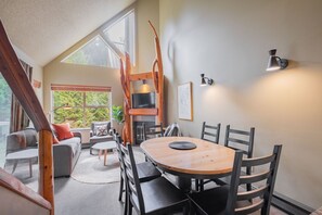 Dining - Complex hot tub | Close to Lifts | Free Parking (Whistler)