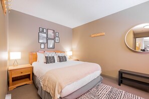 3 bedrooms, iron/ironing board, WiFi, bed sheets - Complex hot tub | Close to Lifts | Free Parking (Whistler)