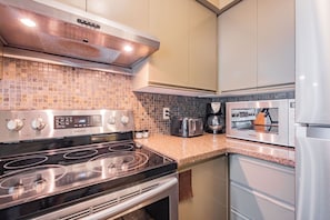 Réfrigérateur, micro-ondes, four, plaque de cuisson