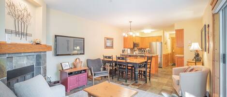 Televisie en een open haard