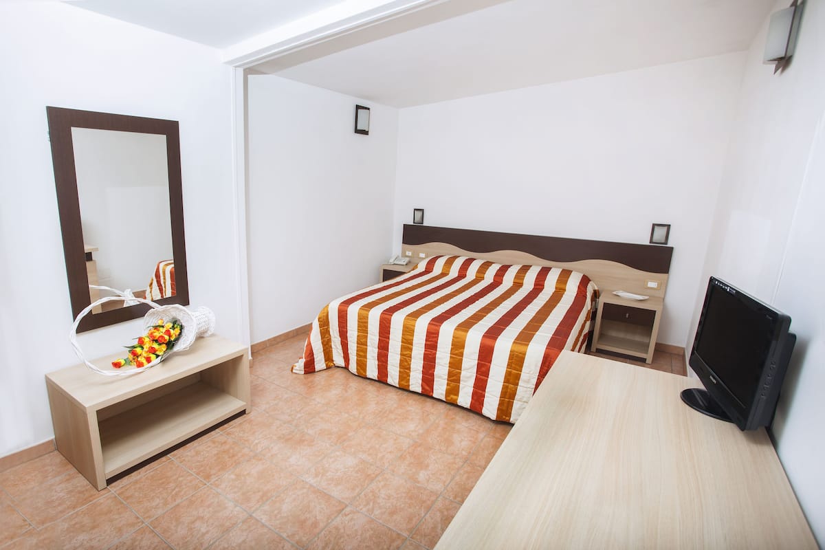 1 bedroom, Egyptian cotton sheets, premium bedding, down duvets