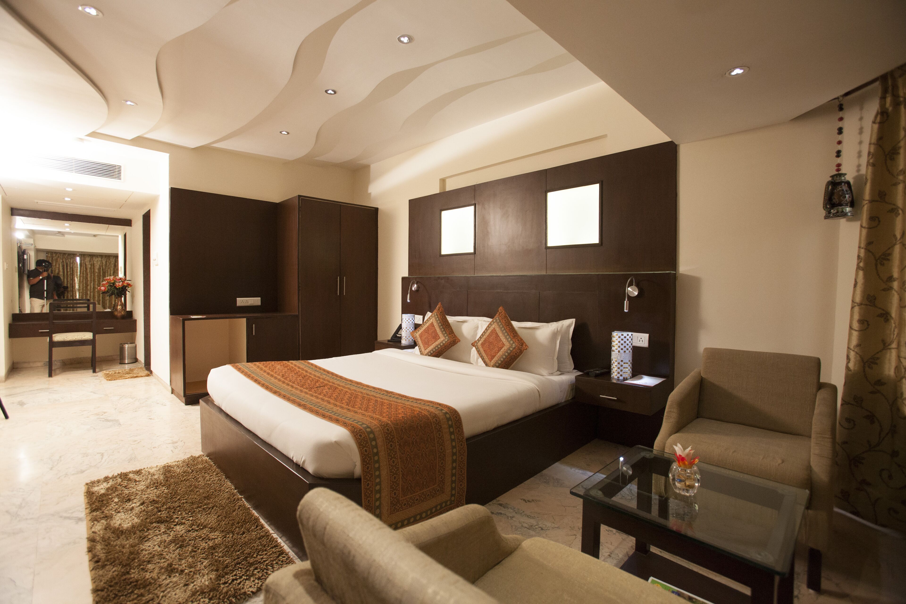 Hypo-allergenic bedding, minibar, in-room safe, desk