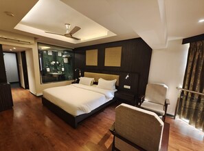 Kamar Klub | Seprai antialergi, minibar, brankas, dan meja kerja