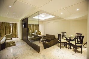 Hypo-allergenic bedding, minibar, in-room safe, desk - The Oasis -Vadodara  (Vadodara)