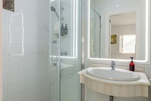 Douche, séchoir à cheveux, serviettes fournies, savon