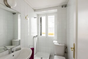 Douche, sĂšche-cheveux, serviettes fournies, savon