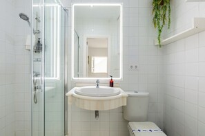 Douche, sèche-cheveux, serviettes fournies, savon