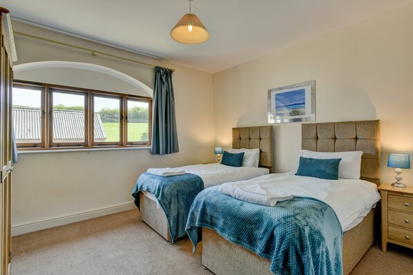 4 bedrooms, iron/ironing board, WiFi, bed sheets