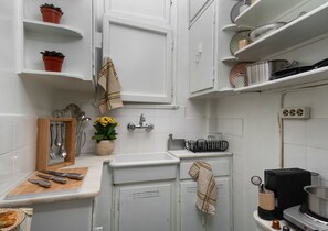 Fridge, coffee/tea maker, toaster, cookware/dishes/utensils - Cutie apartment in the aristocratic area of Kolonaki (Athina)