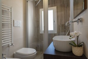 Shower, hair dryer, bidet, towels - Lovely little house with private pool and flower garden - Sea of Monopoli (Monopoli)