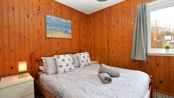 2 bedrooms, desk, iron/ironing board, WiFi