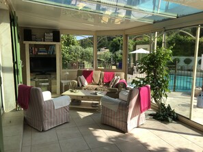 TV connectée, lecteur de DVD, table de tennis de table, livres