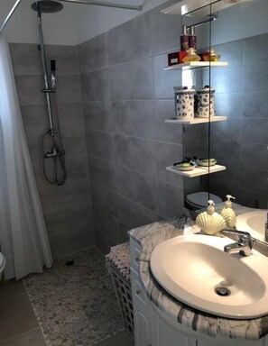 Douche, séchoir à cheveux, serviettes fournies, savon