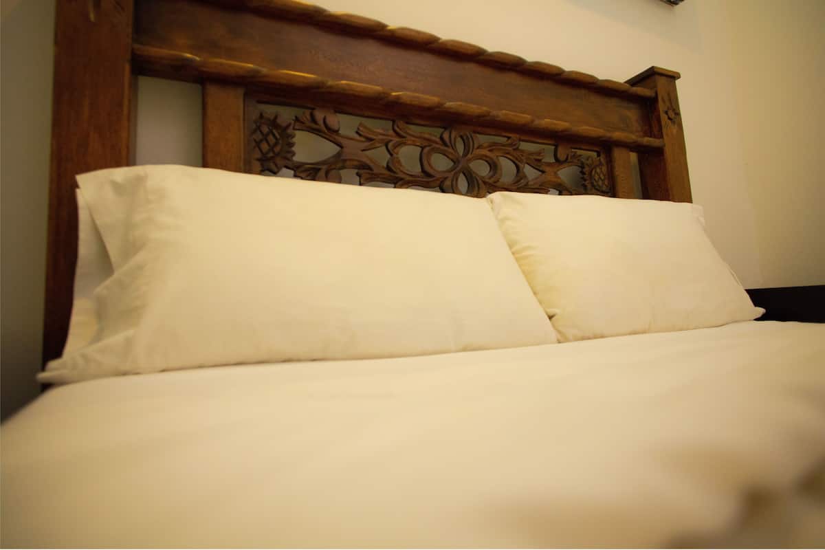Muebles diferentes, tabla de planchar con plancha y wifi gratis