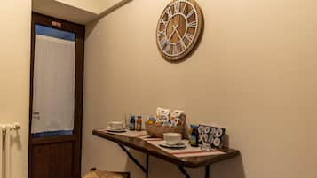 Frigorífico, horno, placa de cocina y máquina de café espresso