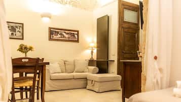 Casa família, 2 quartos, terraço | Área de estar | TV de tela plana 32 polegadas com canais digitais, TV