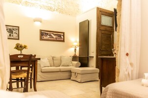 Casa familiar, 2 habitaciones, terraza | Zona de estar | Televisión de pantalla plana de 32 pulgadas con canales digitales