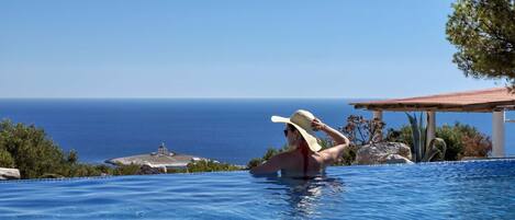 季节性开放的室外游泳池,池畔遮阳伞,日光浴躺椅