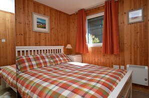 1 dormitorio, tabla de planchar con plancha, wifi y ropa de cama