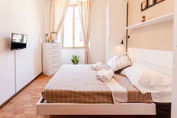 3 bedrooms, desk, soundproofing, iron/ironing board