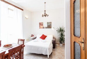 3 bedrooms, desk, soundproofing, iron/ironing board