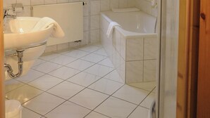 Bathroom - Goldener Karpfen Hotel (Aschaffenburg)