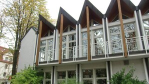 A modern multi-story building with large windows and balconies. - Kolping Hotel Schweinfurt (Schweinfurt)