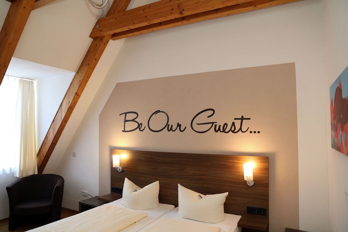 double room | 1 bedroom, individually decorated, individually furnished, desk