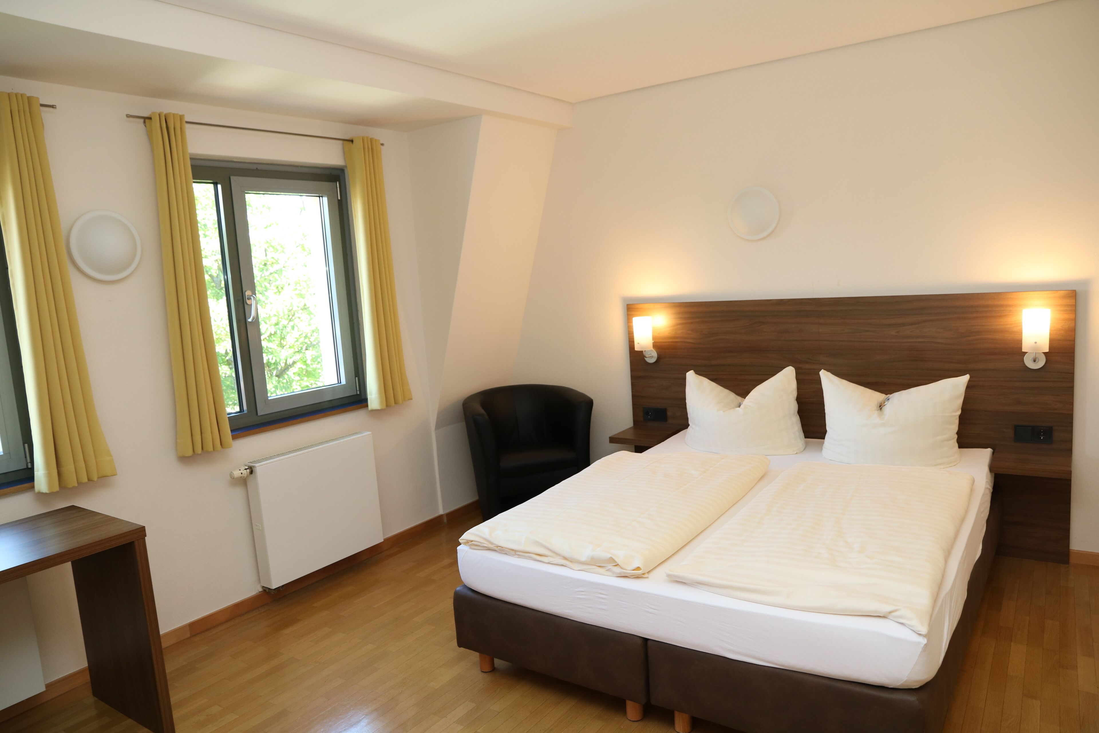 Kamar Double | Didekorasi berbeda-beda dan dilengkapi dengan perabotan berbeda-beda