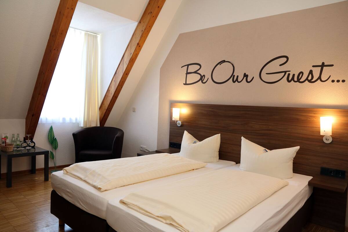 double room | 1 bedroom, individually decorated, individually furnished, desk