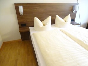 1 dormitori, decoració individual, mobiliari individual i escriptori 