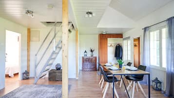 Maisonette | Essbereich im Zimmer