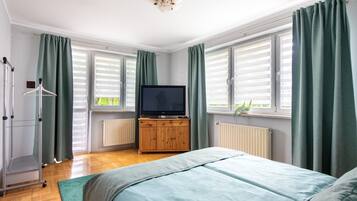 5 bedrooms, iron/ironing board, WiFi, bed sheets