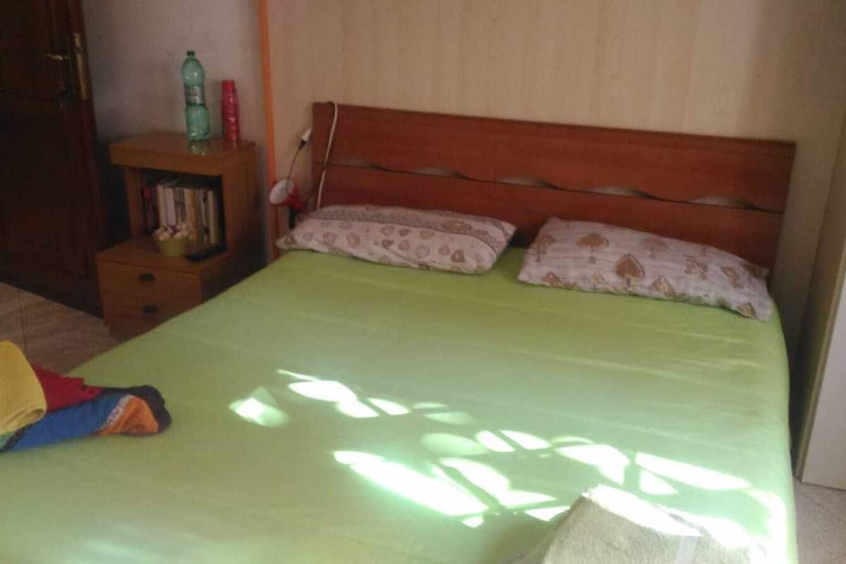 Camera con 2 letti singoli, bagno condiviso (external Fiore di Loto) | Una scrivania, tende oscuranti, ferro/asse da stiro, Wi-Fi gratuito