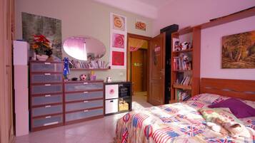 Una scrivania, tende oscuranti, ferro/asse da stiro, Wi-Fi gratuito