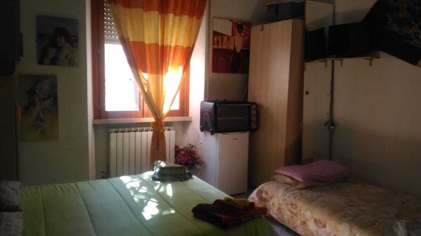 Kamar Triple, kamar mandi umum (external Camping) | Meja kerja, tirai kedap cahaya, setrika/meja setrika, dan Wi-Fi gratis